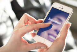 si-al-licenziamento-per-chi-naviga-su-facebook-o-parla-al-cellulare