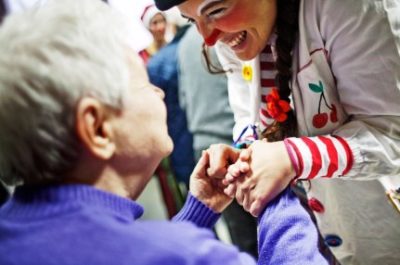 Ragusa / Il progetto di comicoterapia “Saturnino” porta un sorriso nel reparto oncologico dell’ospedale “Arezzo”