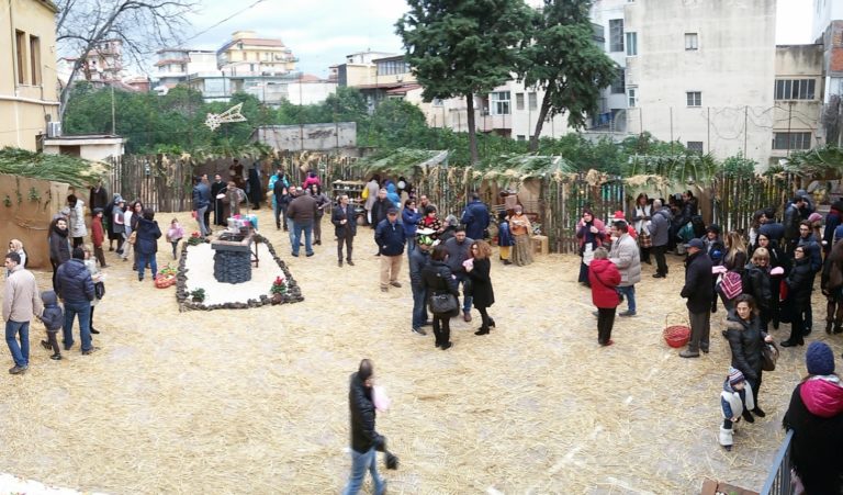 Presepi acesi 4 / Inaugurata la quarta edizione del Presepe vivente della parrocchia Sacratissimo Cuore di Gesù