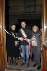 Il sindaco Carlo Caputo taglia il nastro insieme a Veneranda Caruso ( a sin) e Barbara Laudani