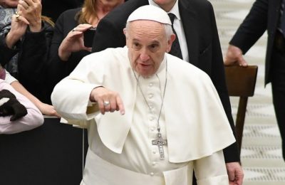 Udienza del Mercoledì / Dio non delude, gli idoli sì. Papa Francesco: “Affidarsi alle Sacre Scritture”