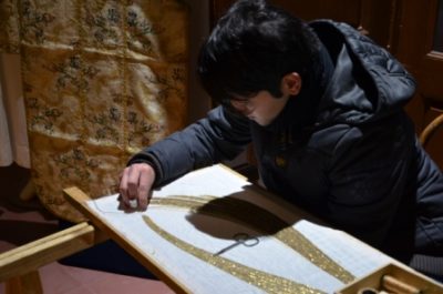 Mostre / “Il divino Infante” esposto a Palazzo Amico ad Acireale: antichi tessuti rivivono in giovani mani