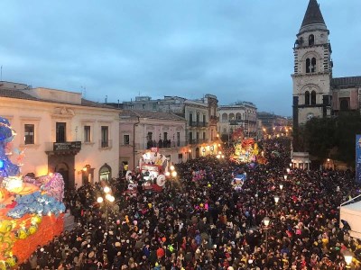 Carnevale di Acireale – 4 / Parte alla grande il giro di rodaggio dei carri allegorici. Record di presenze nel primo weekend