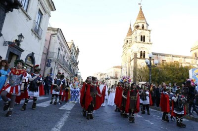 Carnevale di Acireale – 7 / Maschere, musica e dance. Domani i carri in pista