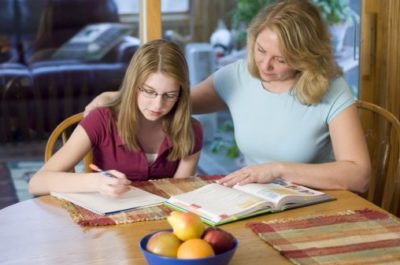 Scuola / Educazione parentale: perché istruire i figli a casa se li si priva di momenti formativi con compagni e docenti?