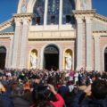 1 – Folla radunata davanti al Santuario di Tindari