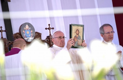 Papa in Egitto / “L’unico estremismo ammesso per i credenti è quello della carità”