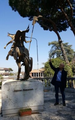 Progetto Zeffirino – 1 / Lo scultore Roberto Scardella, autore della statua: “Il beato mapuche esercita su di me un grande fascino per la sua grande fede in Dio”