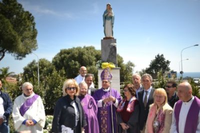 Ospedale Cannizzaro / Mons. Gristina benedice statua della Madonna delle Grazie dono di una dipendente