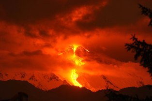 Etna / Le guide dell’Aigae contestano le ordinanze dei sindaci che vietano di accompagnare turisti ed escursionisti sui luoghi dell’eruzione