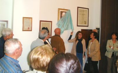 Cultura / La biblioteca parrocchiale di Guardia, intitolata al prof. Riccardo Di Maggio, si arricchisce di un quadro del benefattore e di altri volumi