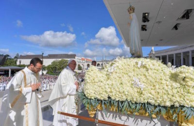 Fatima / Il Papa proclama santi i piccoli Francesco e Giacinta e invita alla speranza: “Abbiamo una Madre”