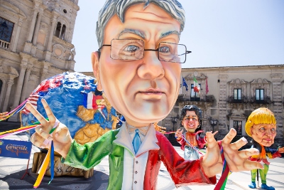 Acireale e il G7 / In piazza Duomo i Sette Grandi del mondo (nelle caricature in cartapesta degli artigiani dei carri allegorici)