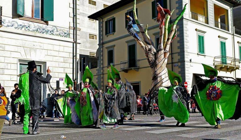 Festa dei Fiori – 9 / Matteo Raciti, giovane carrista acese a Viareggio, ha ricreato il gemellaggio con il carnevale versiliano