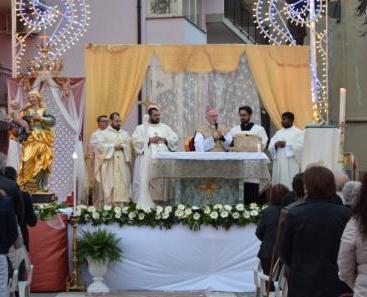 Maugeri /  Messa in piazza per l’arrivo del simulacro della Vergine restaurato. Il vescovo Urso: “Siamo invitati a sperare come ha fatto la Madonna”