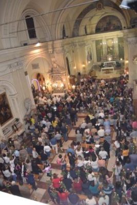 Valverde / Santuario pieno di fedeli per la festa di S. Rita: una devozione che non tramonta. Benedizione delle autovetture in strada