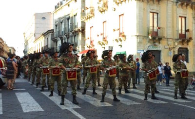 Acireale / Accoppiata vincente tra il raduno regionale dei bersaglieri e la manifestazione di beneficenza Telethon