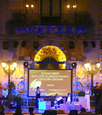 Cultura e spettacolo / Chiude in bellezza la 10^ edizione del Premio letterario “Città di Acireale”. Due serate ricche di concorrenti provenienti da tutta l’Italia e di ospiti illustri