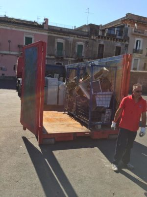 Acireale / Giornate ecologiche: 17 tonnellate di rifiuti ingombranti, elettronici ed elettrici raccolte in via delle Terme, domenica 16 si replica a Pozzillo