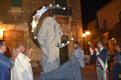 Belpasso / La statua “Mater divinae gratiae” dello scultore Cartalemi inaugurata in piazza S. Antonio