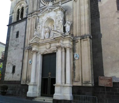 Acireale / Conclusi in Cattedrale i lavori di ripristino dopo l’incidente dell’8 luglio. Il piccolo Giulio nuovo “devoto” di Santa Venera