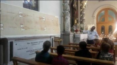 Valverde / Esposta nel Santuario una copia della Sacra Sindone: un messaggio divino all’umanità
