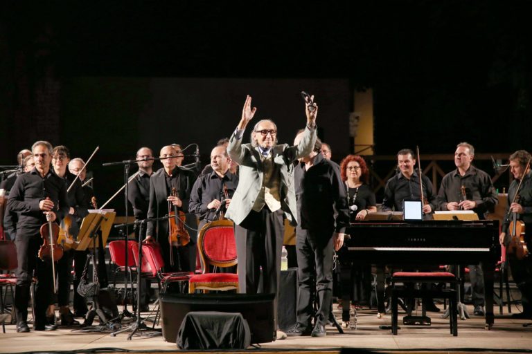Spettacolo / La “Messa Arcaica” di Franco Battiato incanta la platea al teatro Greco di Catania.