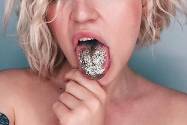Costume / I glitter sulla lingua, una pericolosa mania che si sta diffondendo su Instagram
