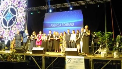 Acitrezza / Andrea Romano vince il festival della canzone “Città di Acitrezza”. Una serata di gala per festeggiare la 25^ edizione