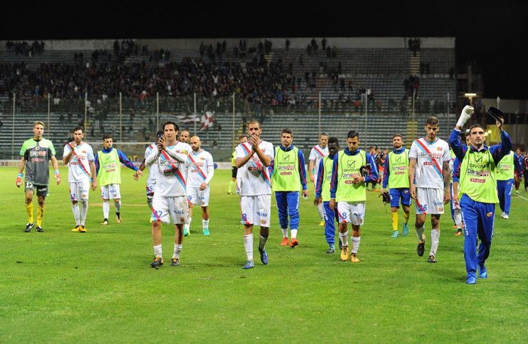 Calcio Catania / La Reggina beffa i rossazzurri al 94′ minuto
