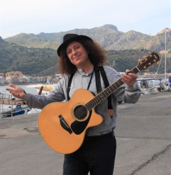 Spettacoli / Il 15 ottobre in concerto a Taormina il cantastorie Luigi Di Pino e il suo “Beltempo tour”