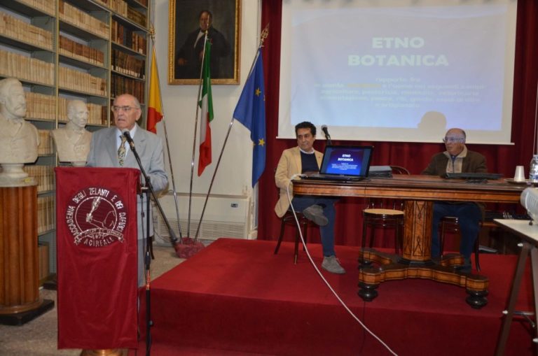 Libri / Presentato ad Acireale “Piante selvatiche e uomini dell’Etna” del prof. Arcidiacono: quando la cultura sposa la passione per la natura