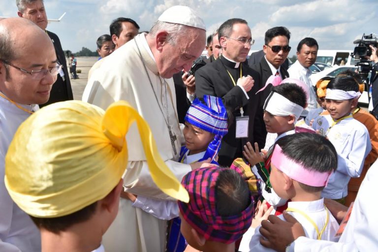 Il Papa nel Myanmar / Francesco alle autorità: “Futuro in mano ai giovani”. E aggiunge: “Auspico nuova era di concordia e progresso”