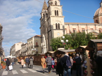 Tempo di Natale – 5 / Le festività di fine anno ad Acireale, tra mercatini, presepi d’arte e iniziative d’ogni genere, anche di solidarietà