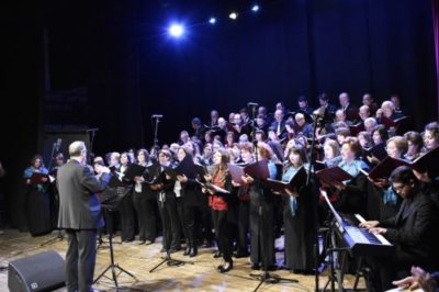 Belpasso / Mons. Marco Frisina dirige concerto di corali per raccogliere fondi per la mensa sociale