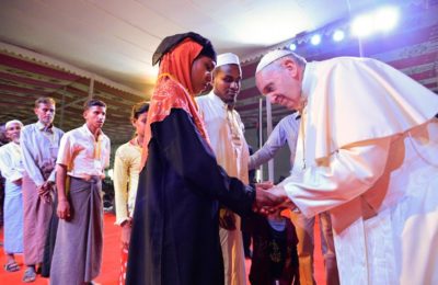 Viaggio apostolico / Papa Francesco in Bangladesh. Al gruppo di profughi Rohingya: “Vi chiedo perdono per l’indifferenza del mondo”