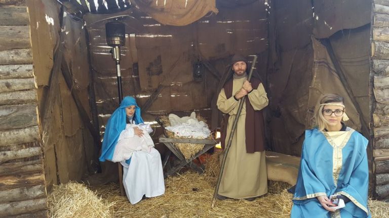 Tempo di Natale – 12 / “Qui la vera essenza della Festa”. Così don Giovanni Patanè sul presepe vivente di Cosentini. L’esordio il 26 dicembre