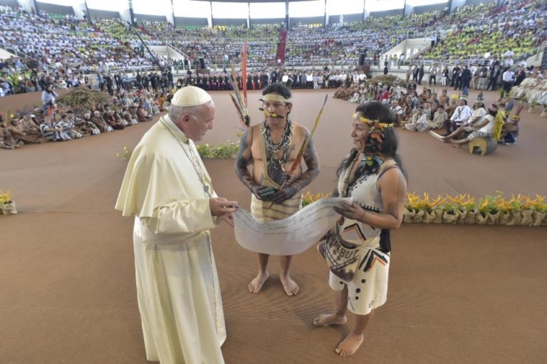 Viaggio in Perù / Prima volta di un Pontefice in Amazzonia.  Francesco incontra le popolazioni indigene