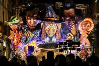 Carnevale acese 2018 – 5 / Carri, maschere e musica e la festa entra nel vivo in un bagno di folla e allegria