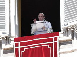 Angelus della domenica / Francesco: il crocifisso “non è un oggetto ornamentale o un accessorio di abbigliamento”