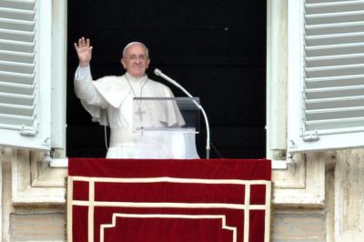 La domenica del Papa / Dio non se ne sta in disparte, ma entra nella storia. Così Francesco all’Angelus