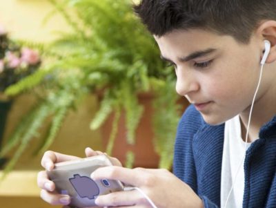 Rischi nella rete / In aumento le patologie tra gli adolescenti per l’uso errato del web. Nasce così il primo corso per “genitori digitali”
