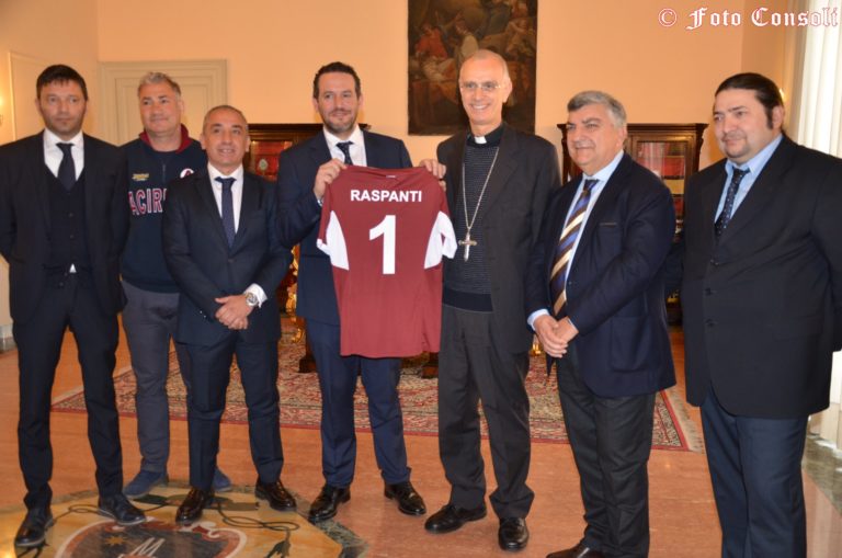 Incontro / L’Acireale calcio dal vescovo. Mons. Raspanti: “Io allo stadio? Vengo se sono utile”