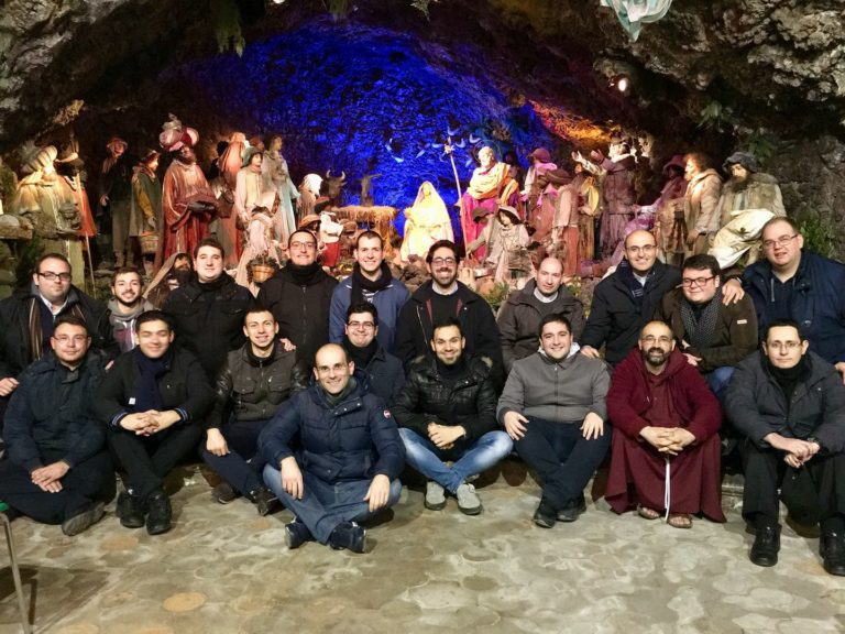 Il Presepe della Grotta / Perché ad Acireale è sempre… Natale. Ricco programma, il 27 conferenza del vescovo Raspanti