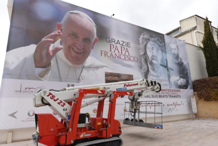 Visita pastorale / Papa Francesco sui passi di S. Pio da Pietralcina: “Pregate la Madonna perché i giovani trovino lavoro qui”