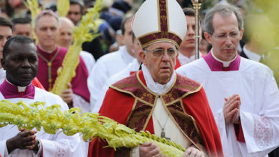 L’angelus del Papa / Le palme e gli ulivi, i giovani e i selfie. Francesco ai giovani: “Non tacete, reagite”