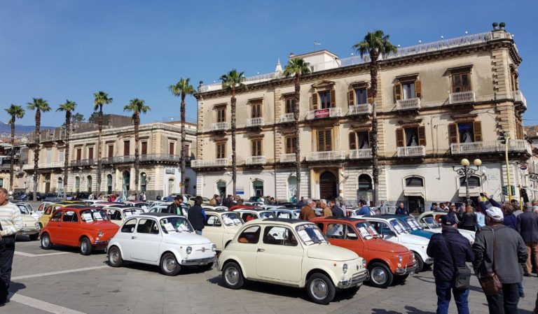 Giarre – Linguaglossa / Raduno organizzato dalle pro loco. Ottanta Fiat 500 in marcia tra i paesi pedemontani