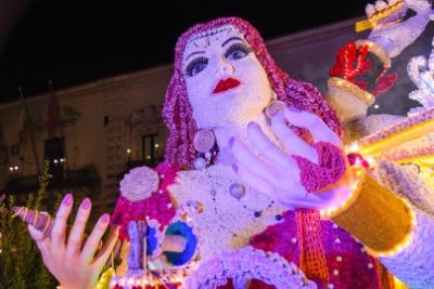 Acireale / “Festa dei fiori”: sette carri infiorati raccontano il Mediterraneo. Domenica ultimo giorno