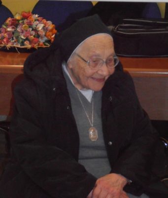 Il personaggio / Madre Venera Sapienza, canossiana di 98 anni, modello di educatrice e maestra di ricamo in oro