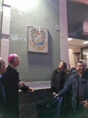 Acireale / Nuova insegna in pietra lavica della Pasticceria Costarelli benedetta da mons. Raspanti